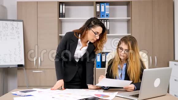 两个女商人在办公室聊天视频的预览图