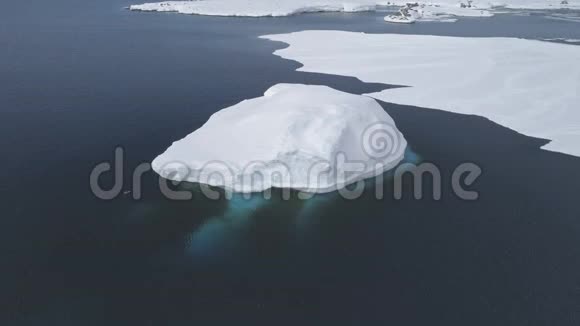 南极洲飞越极地海洋的冰川视频的预览图