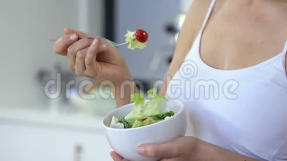 女人吃沙拉视频的预览图