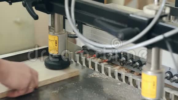 木工机械工作视频的预览图