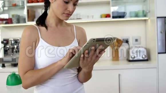 女人用平板电脑视频的预览图