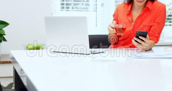 女性在家使用手机视频的预览图
