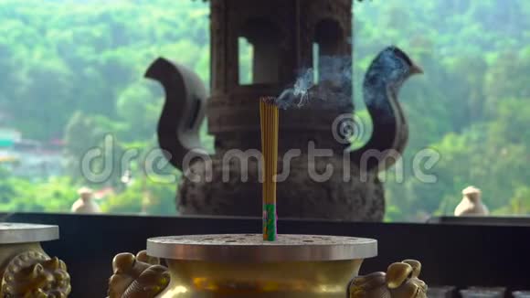在佛教寺庙里燃烧芳香的棍子视频的预览图