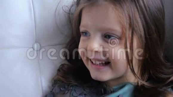 三岁穿绿色裙子的小女孩视频的预览图