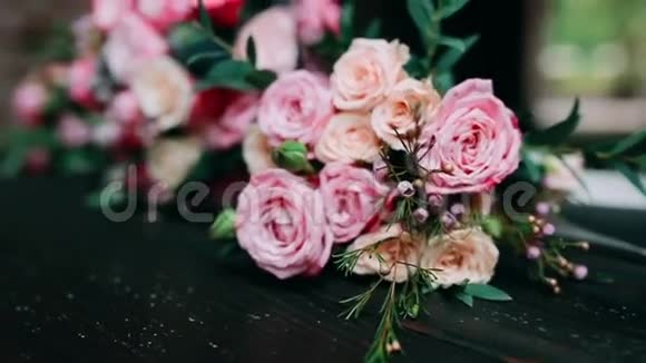 带玫瑰的婚礼花束视频的预览图