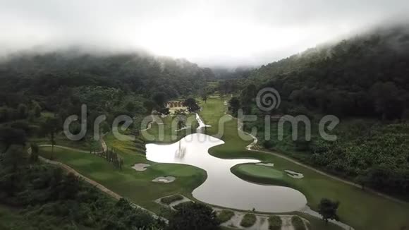 泰国绿色高尔夫球场的鸟瞰图视频的预览图