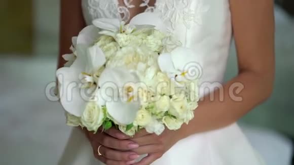 新娘捧着一束白色玫瑰花视频的预览图