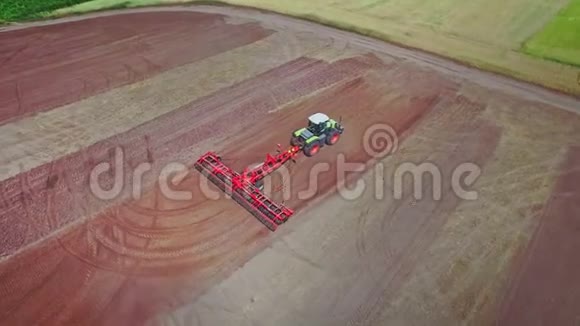 耕作拖拉机拖车在犁田上犁地农村农业视频的预览图
