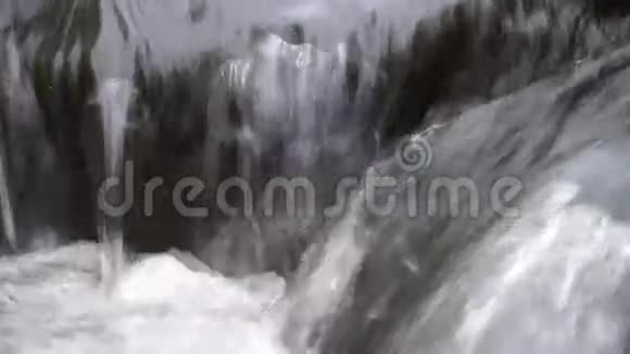 清澈的水流流动的水冷水视频的预览图