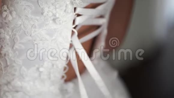 年轻女子穿着婚纱视频的预览图