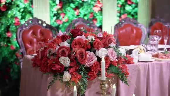 派对上的红花装饰视频的预览图
