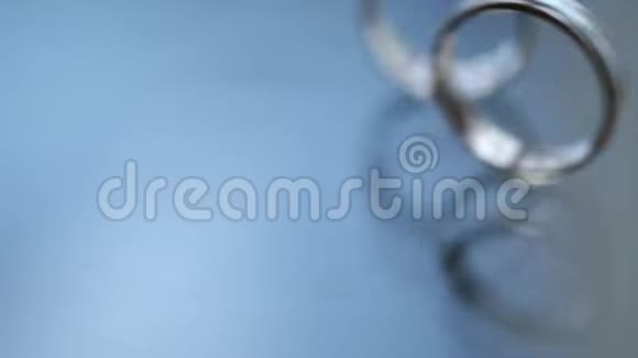 银金结婚戒指宏观特写镜头钻石珠宝视频的预览图
