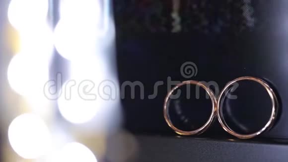 黄金结婚戒指宏观特写拍摄钻石珠宝视频的预览图