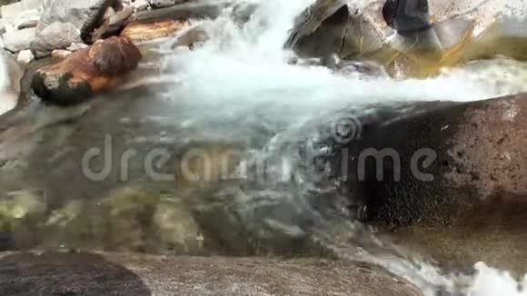 瑞士阿尔卑斯山山谷中Verzasca山河水的威力视频的预览图