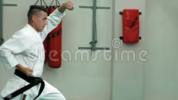 肌肉发达的年轻人练武术视频的预览图