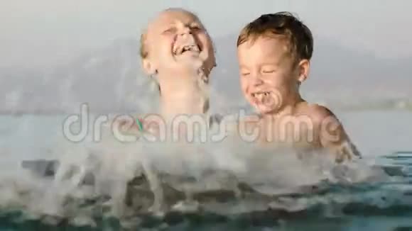 母亲和儿子在海上泼水视频的预览图
