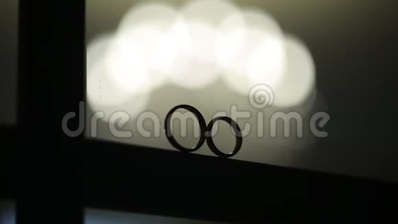 金戒指宏观婚礼特写镜头钻石首饰视频的预览图