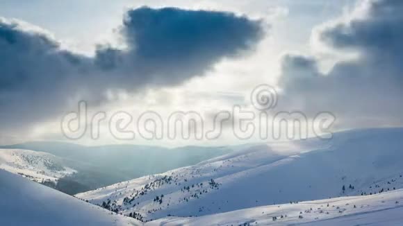 美丽的冬季景观白雪覆盖的树木冬天的山视频的预览图