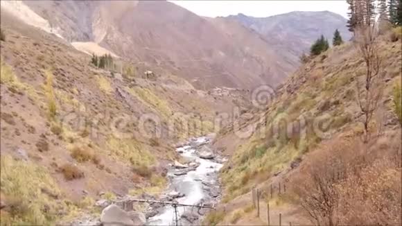 智利的山景和河流视频的预览图