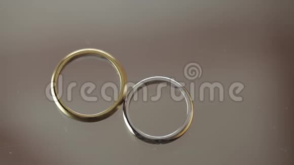结婚戒指宏观特写金银钻石首饰视频的预览图