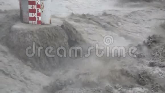 台风期间快速流动的河流视频的预览图