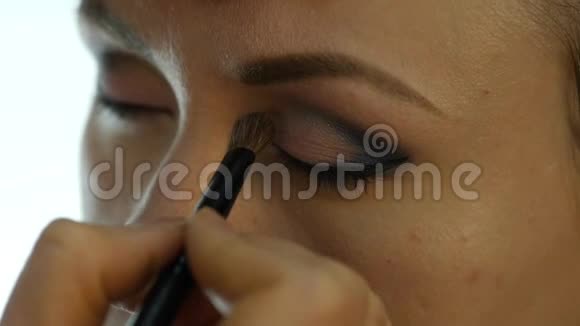 眼妆女人涂抹眼影粉画师用眼线来弥补女性视频的预览图