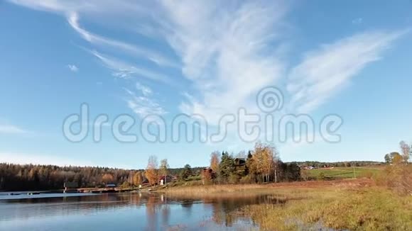 阳光明媚的一天在湖边的村庄视频的预览图