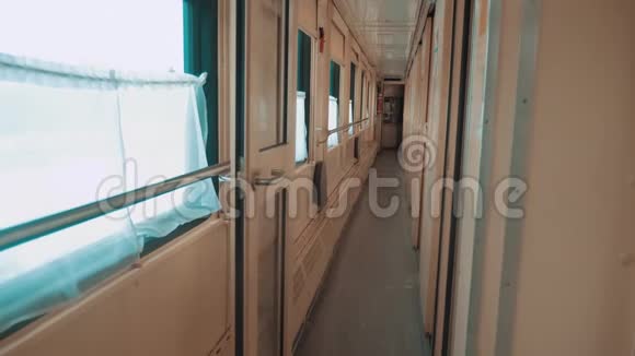 铁路车厢内的内部马车概念火车旅行从窗户看到美丽的景色视频的预览图