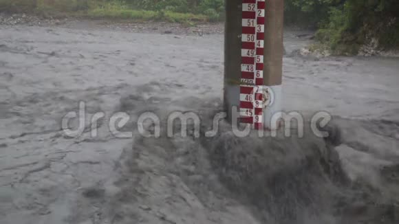 台风期间快速流动的河流视频的预览图