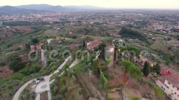意大利托斯卡纳山上一个小镇的空中射击4K视频的预览图