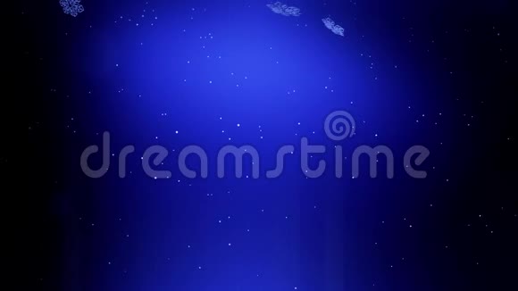 装饰性的3d雪花在蓝色背景下夜间飘落用作圣诞节新年贺卡或冬季主题的动画视频的预览图