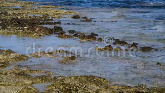 清澈的地中海水和石头视频的预览图