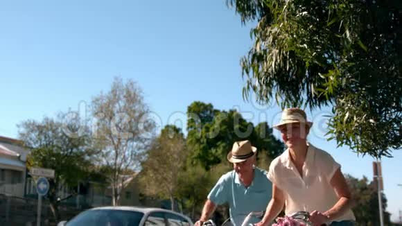 在城里骑自行车的老夫妇视频的预览图