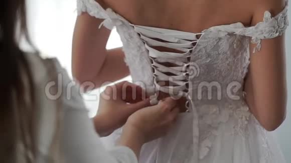 年轻女子穿着婚纱视频的预览图