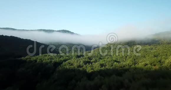 史诗般的空中飞行通过山云在日出美丽的早晨视频的预览图