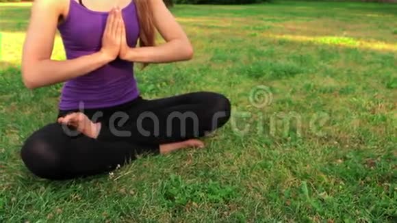 在公园里做瑜伽的女孩视频的预览图