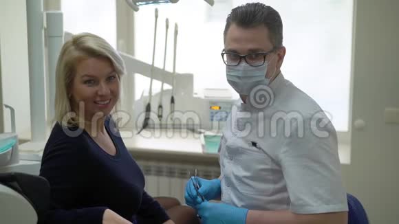 牙科诊所的病人及牙医医生视频的预览图