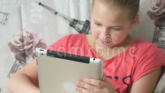 儿童躺在床上拿着数字平板电脑视频的预览图
