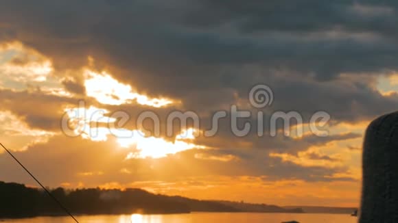 在游轮甲板欣赏日落的女人视频的预览图