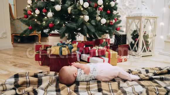 圣诞树附近的快乐宝宝视频的预览图