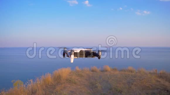 四架直升机在海上无人机的背景下缓慢飞行视频的预览图