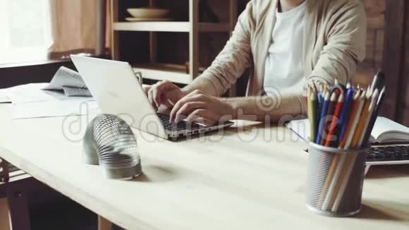 自由职业者在家里用笔记本电脑工作视频的预览图