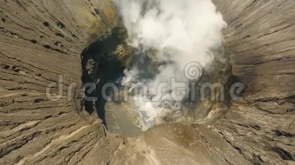 有火山口的活火山GunungBromoJawa印度尼西亚视频的预览图