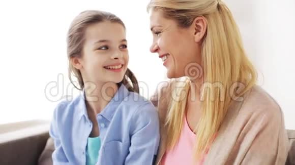 快乐的妈妈和女孩互相看着视频的预览图