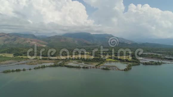 热带景观山脉湖泊视频的预览图