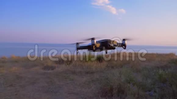 四架直升机在海上无人机的背景下缓慢飞行视频的预览图