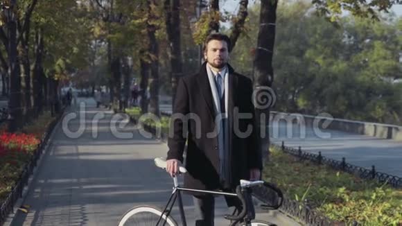 年轻的商人骑着自行车站着视频的预览图