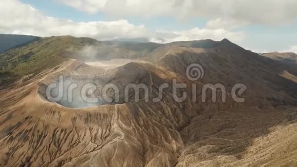 有火山口的活火山GunungBromoJawa印度尼西亚视频的预览图