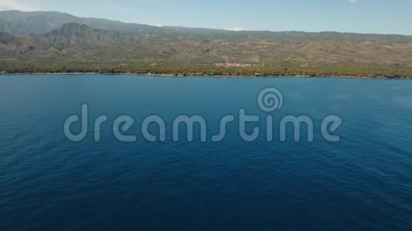 水面鸟瞰图巴厘岛视频的预览图
