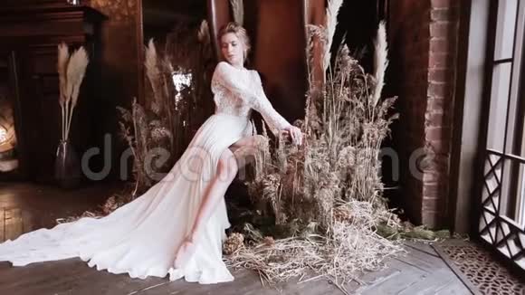 时尚的金发新娘化妆的白色婚纱视频的预览图